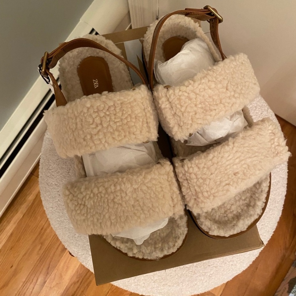 LOOKING FOR THESE ZARA SANDALS SIZE 8 women’s